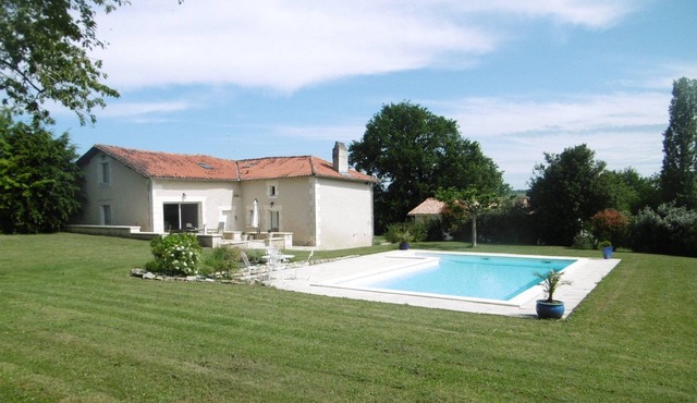 Perigord blanc spacious stone house 3 bedrooms large garden and beautiful swimming pool
