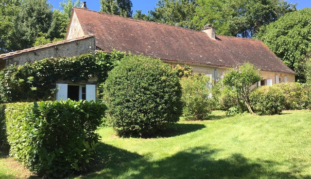 Perigord farmhouse with 3000m2 wooded park and secure private pool