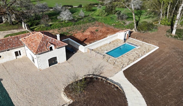 Périgord. Gite sleeps 8 with swimming pool, large open spaces and serenity.