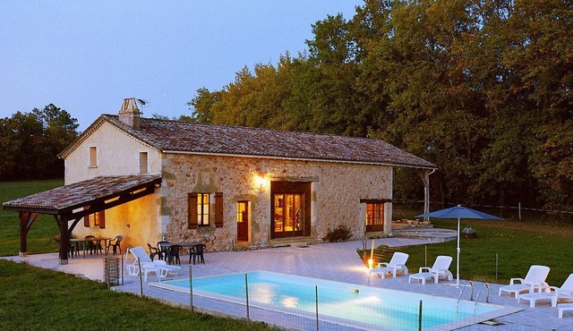 Périgord house with private swimming pool in the middle of unspoiled nature.