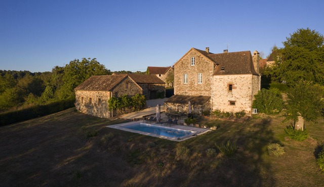 Périgord house with swimming pool near Sarlat.
