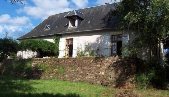 Périgord-Limousin, beautiful village house in a garden at the foot of the castle