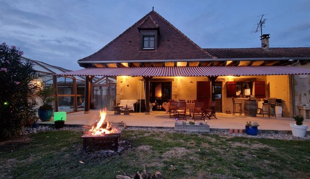 Perigordian-style house Large open spaces Large swimming pool