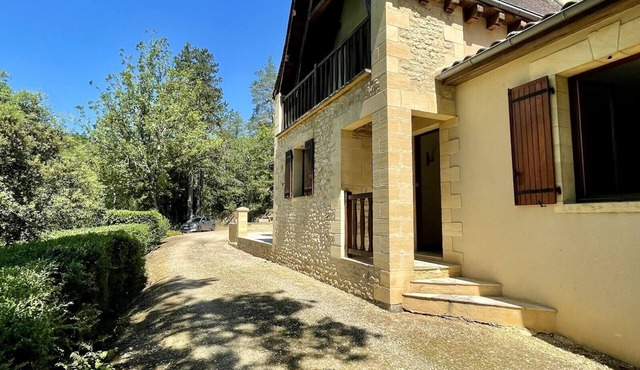 Périgourdine house with view of the castles