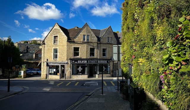 Period apartment, great views, in heart of historic town.