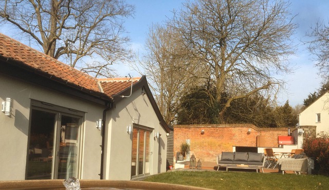 Period Cottage Pizza Oven, South Gardens balau decking, 5 bathrooms - Sleeps 10