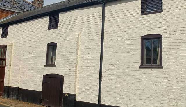 Period Cottage With Private Courtyard Garden, Sleeps 4-6