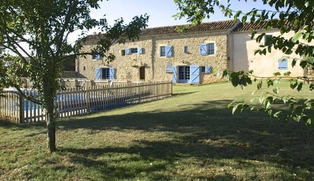 Period Farmhouse, sleeps 12, large 12m x 6m pool, barn, big garden, courtyard