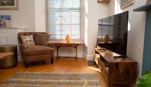 Period town house apartment on Cardigan High Street - Independent shops, cafés, bars & restaurants