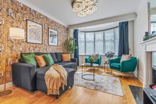 Perivale Grand 6-Bedroom Retreat - Pool Table