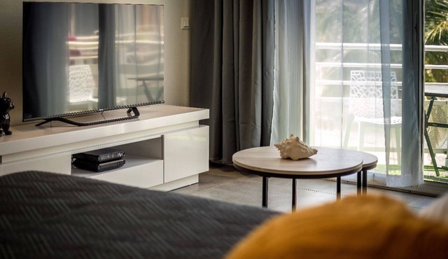 Perle des Sables -Condo with pool + private beach in Marigot