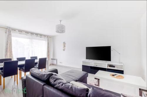 Perollier - CI - Lyon 2 - Bedroom apartment with balcony and pool