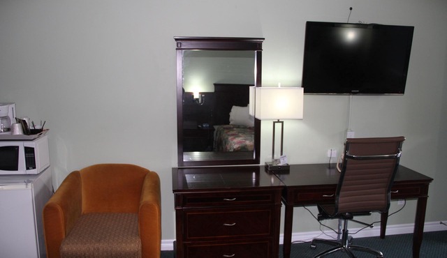 Perth Plaza Inn & Suites