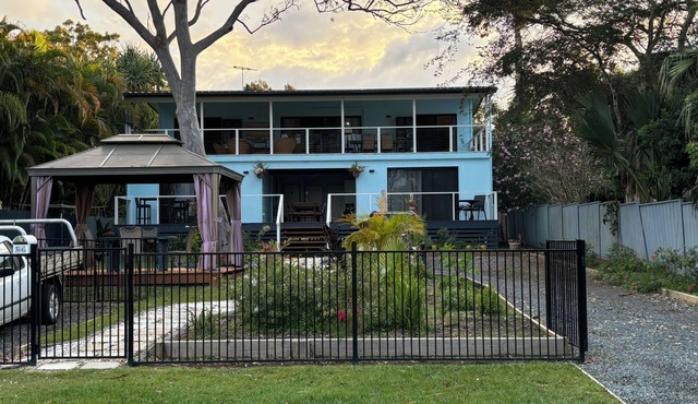 Perulpa Bay Magnificent upstairs unit, 50 m from sea, top views, Huge veranda