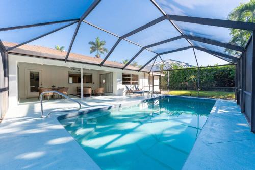 Pesaro - stylish 3BR retreat near Via Miramar Beach, beautifully renovated home with a private pool, lush tropical gardens and premium modern comforts, perfect for families and relaxing getaways, just minutes from sandy beaches and vibrant downtown Naples