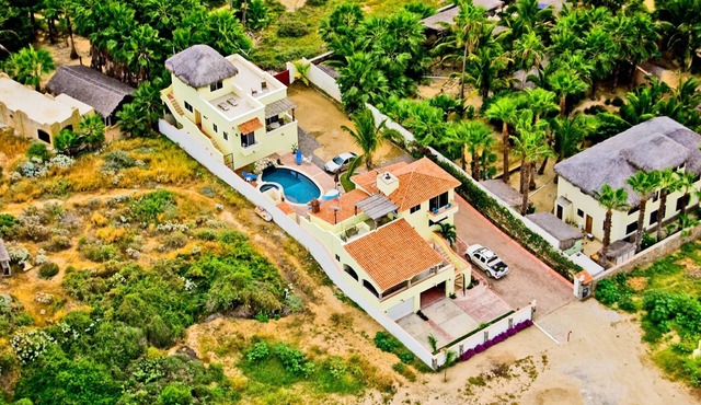 Pescadero Palace 3BR Guest House w/Pool, Jacuzzi, and in front of Surf!