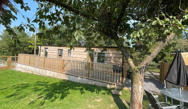 Pet/Dog Friendly Rural Lodge, with Fenced Garden Area, Nr Beaches, Woodlands