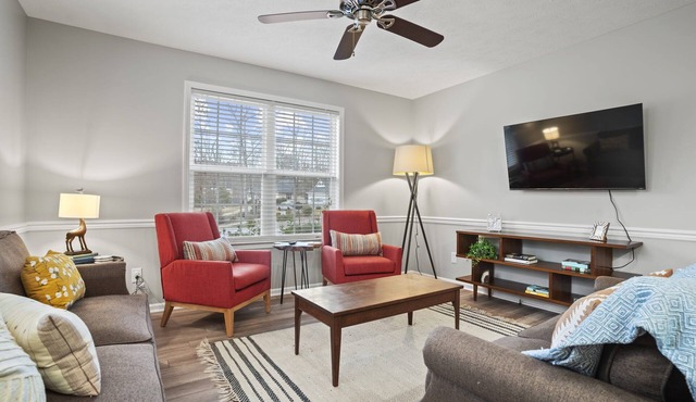 Pet & Family-Friendly 4BR, Sports Court Near NGU