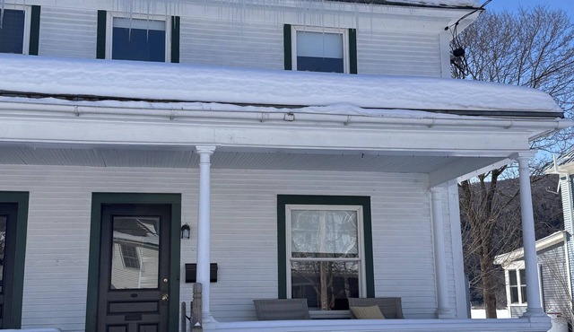Pet & family friendly 3BR home - walk to Waterbury restaurants & shops
