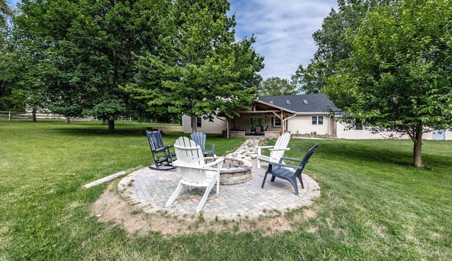 Pet/Family Friendly Farmhouse: Sleeps 10, Firepit, 1 Hour from Chicago