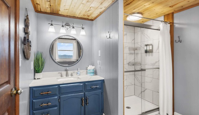 Pet & Family Friendly Near Lake HotTub FirePit Game Room Close to town