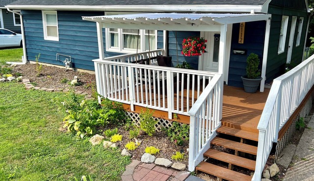 Pet & family friendly 4-bedroom house, sleeps 10. Close to DSM Airport!