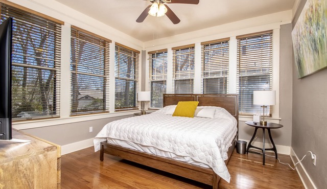 Pet/Family friendly, in/out dining, fenced yard, 30 day min