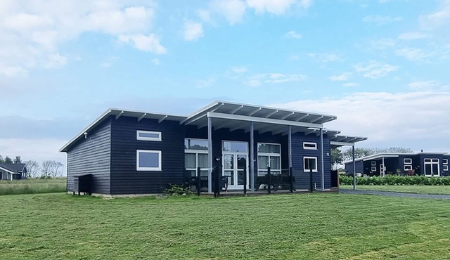 Pet-free designer house, with exclusive amenities including whirlpool and sauna