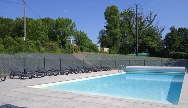 Pet-friendly Unit with Kitchenette, Free Parking & Outdoor Swimming Pool!