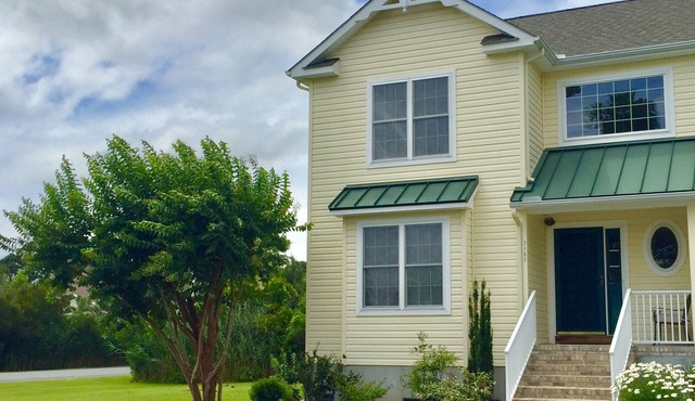 PET-FRIENDLY! Just Steps To Famous Chincoteague Pony Penning & Carnival Grounds