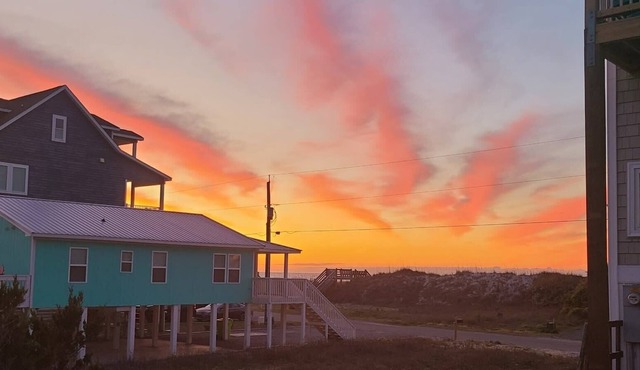 Pet Friendly Beach Cottage and Crashing Waves!