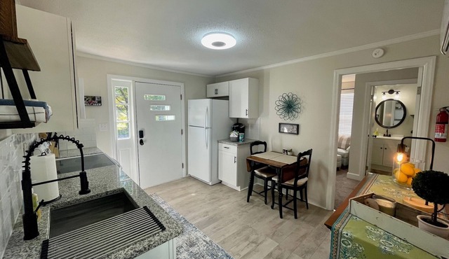 Pet-Friendly 1 Bedroom Ardmore Duplex, Near Shopping, Restaurants, Downtown