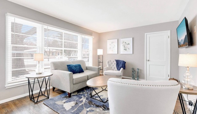 Pet-Friendly 1 Bedroom Urban Oasis Garage W/D Central Fenced Yard