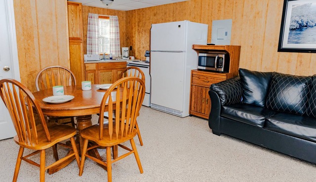 Pet friendly 1-bedroom cabin in Crumpler minutes from HMT’s Indian Ridge