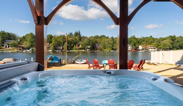 Pet friendly,1 min to slopes, free firewood and late checkout, lake front