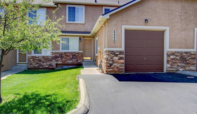 Pet Friendly-10 min to Peterson AFB-Pool Table