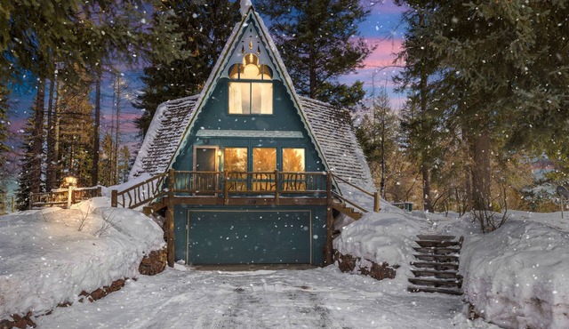 Pet Friendly, 10 Guests, Walking Distance to Payette Lake/Downtown, Hot Tub!