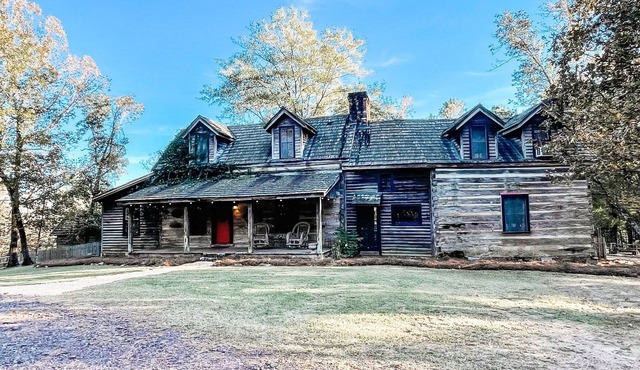 Pet Friendly 1800’s cabin! Stay with us for Weddings, Wineries, and more!