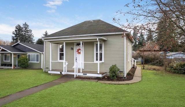 Pet-friendly 1917 Art Deco 2BR in Olympia, walkable downtown with workspace, parking, and modern comfort