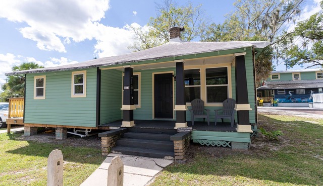 Pet friendly 1bd/1b unit with living space and full kitchen