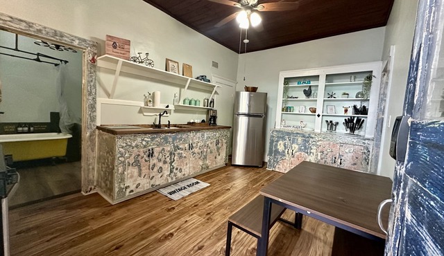 Pet friendly 1bd/1b unit with full kitchen and dining area