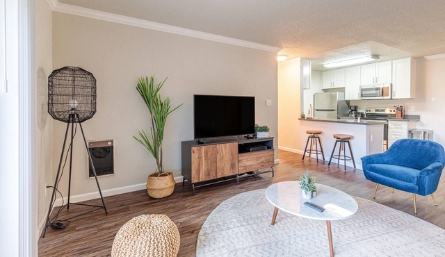 Pet-Friendly 1BR Apartment in Alameda + Parking