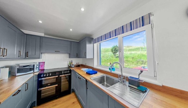 Pet Friendly 1Br Modernised Cottage with Fibre WiFi