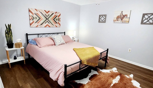 Pet-Friendly 1BR Suite, Walk to Quilt Co, Travel Nurse Ready, Wi-Fi + Kitchen