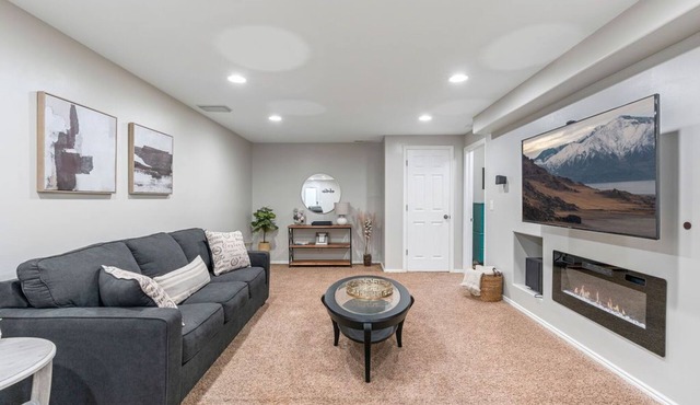 Pet friendly 2/1 basement apt fenced yard