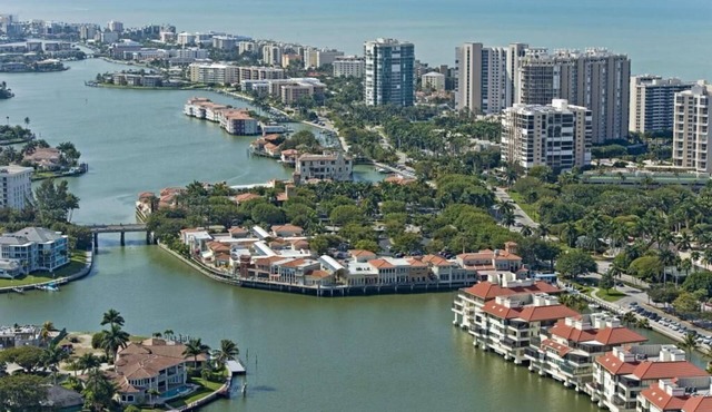 PET FRIENDLY 2/2 HOME IN PARK SHORE TOWNHOME WITH PRIVATE BEACH ACCESS