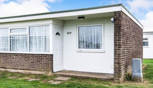 Pet-Friendly 2-Bed Chalet: Near Broads & Short Walk to Beach