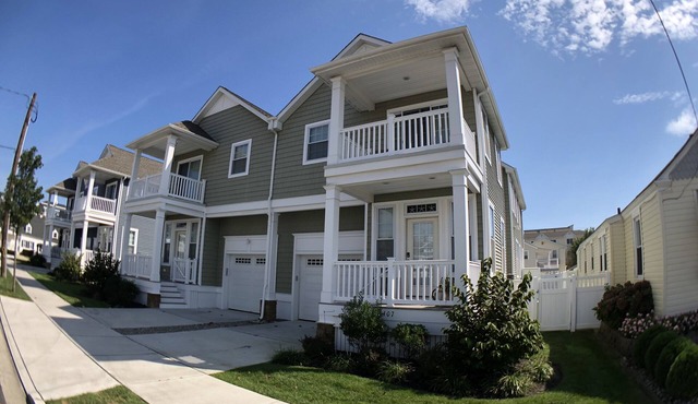 Pet Friendly! 2 Blocks to the Best of the Beach and Boardwalk!