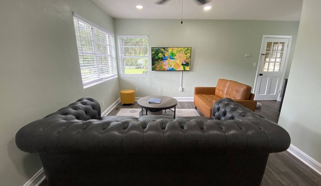 Pet friendly 2-bdrm home minutes from the square