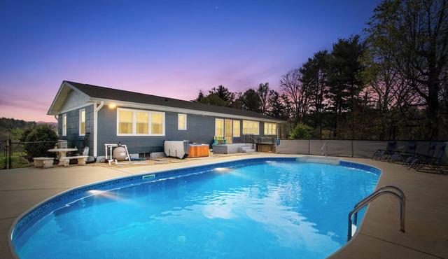 Pet Friendly 2 bed/2 bath, Hot Tub, Pool, Large Yard, West Asheville